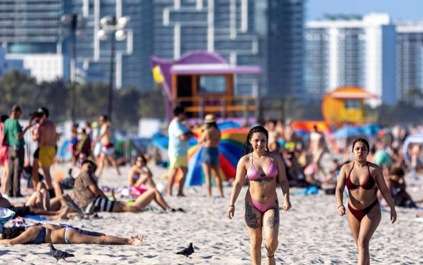 Miami Beach lanza programa piloto para venta de alcohol en sus playas públicas