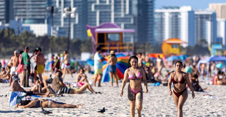 Miami Beach lanza programa piloto para venta de alcohol en sus playas públicas
