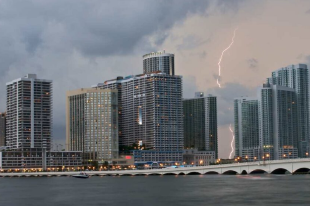Clima en Miami: humedad tropical reduce el calor extremo pero aumenta las tormentas esta semana