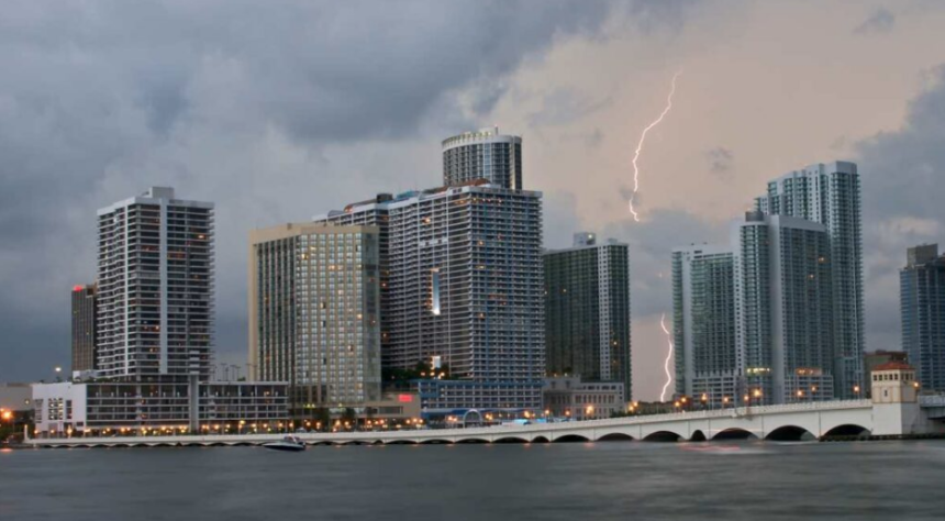 Clima en Miami: humedad tropical reduce el calor extremo pero aumenta las tormentas esta semana